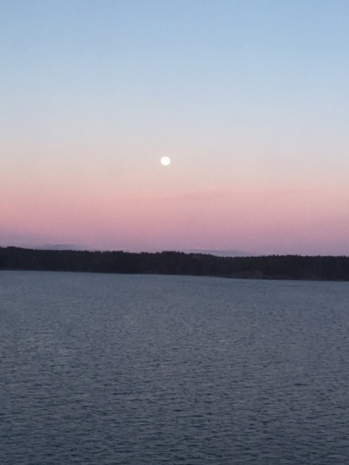 201704ヘルシンキで夕日から月に変わる空