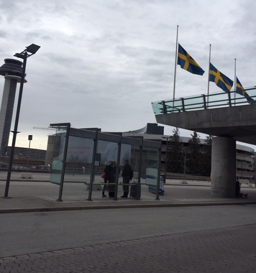201704スウェーデンストックホルムアーランダ空港で半旗
